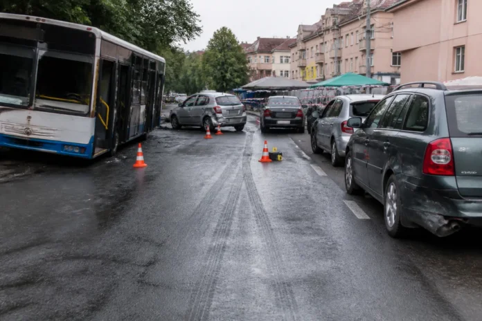 Accidentul din Mediaș cu autobuzul și 12 mașini poate genera daune de peste 500.000 de lei