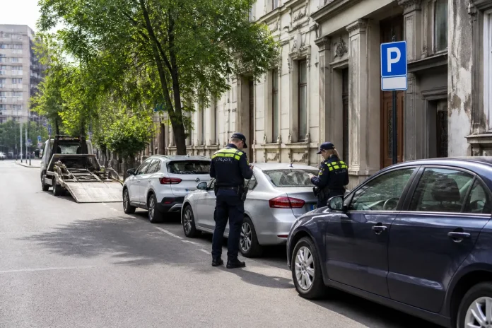 Parcarea în București se schimbă iar mașinile parcate greșit pot fi ridicate Parcarea în București se schimbă iar mașinile parcate greșit pot fi ridicate