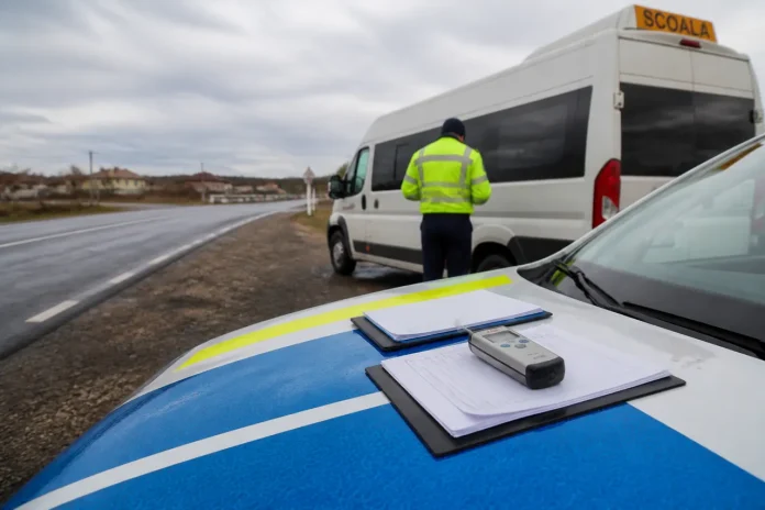 14 elevi, transportați de un șofer băut: microbuzul a fost oprit la Gătaia 14 elevi, transportați de un șofer băut