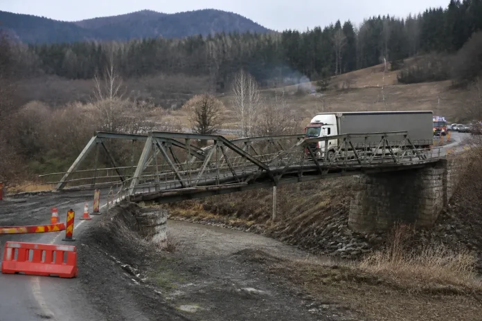 Pod avariat de un TIR în Bacău: traficul este deviat, iar autoritățile evaluează structura Pod avariat de un TIR în Bacău