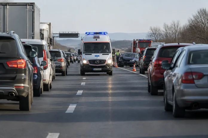 Culoarul de salvare pe autostradă poate face diferența între viață și moarte Culoarul de salvare pe autostradă poate face diferența între viață și moarte