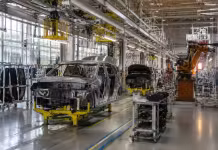 Mioveniul asamblează mai puține mașini: Dacia pierde aproape 15% în 2026 Mioveniul asamblează mai puține mașini